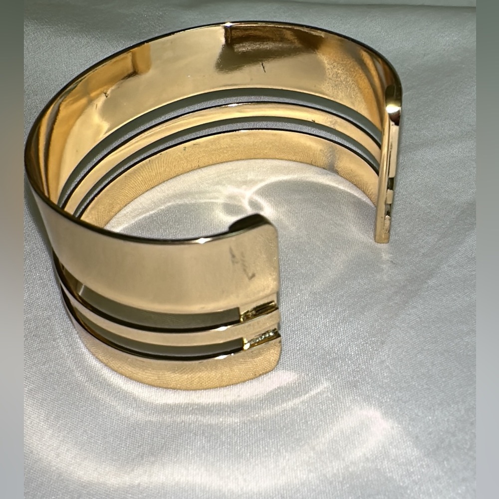 ✨💛 Gold Cut out Cuff Bangle with 3 lines from Nordstrom 💛✨ - Picture 5 of 11
